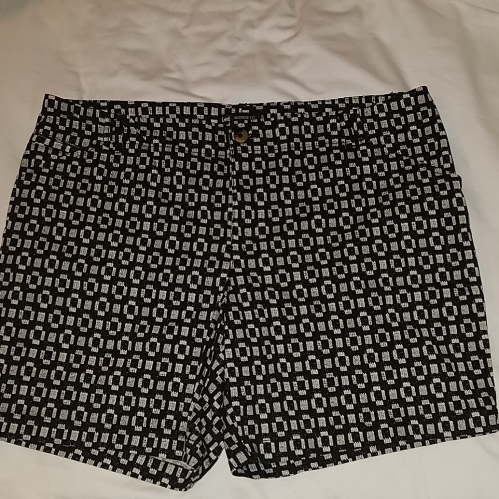 EUC Lee Midrise black & white shorts 18W, like new